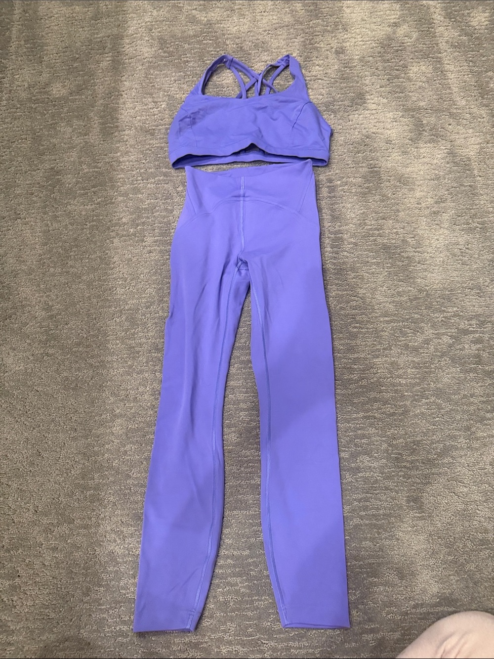 Lululemon outfit pants size 4 28 top size 10 Great condition.